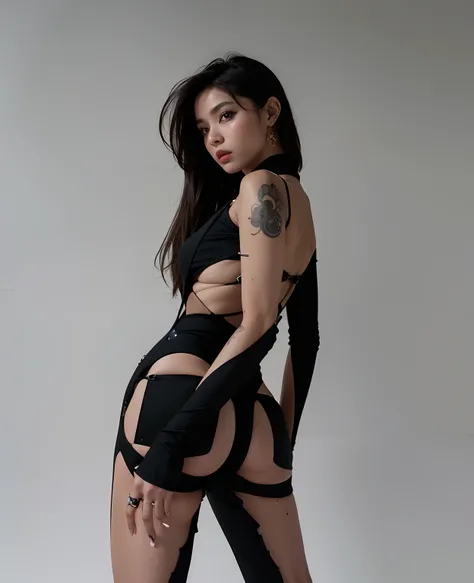 uma mulher com uma roupa preta posando para uma foto, roupa muito sexy, roupa sexy, roupa reveladora, estilo sexy, Fotografia de uma mulher techwear, Todas as roupas pretas cyberpunk, Poarch bonito, roupa intrigante, roupa apertada, Xision Wu, cinta-liga, ...