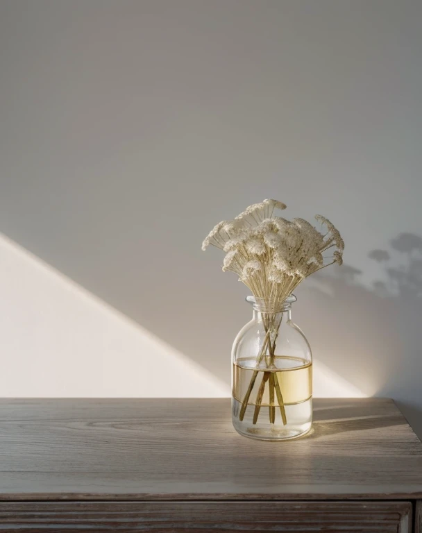 White dried flowers、White Wood Interior Accessories、Soft light、Rim Lights、beautiful shadow、lowkey、(Photorealsitic、Raw foto:1.2)、(Natural texture、realistic detailed)、Hyper-Realism、超A high resolution、4K、top-quality、white walls、Perfect Angle、