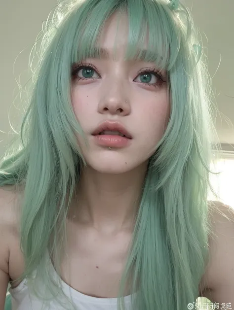 um close de uma pessoa com cabelo verde e uma blusa branca, verde pastel, ((tons de azul esverdeado)), cabelos verdes, green flowing hair, bright mint face, tom verde claro rosto bonito, cor pastel, O corte Hime, cabelo ondulado verde, pale green glow, bra...