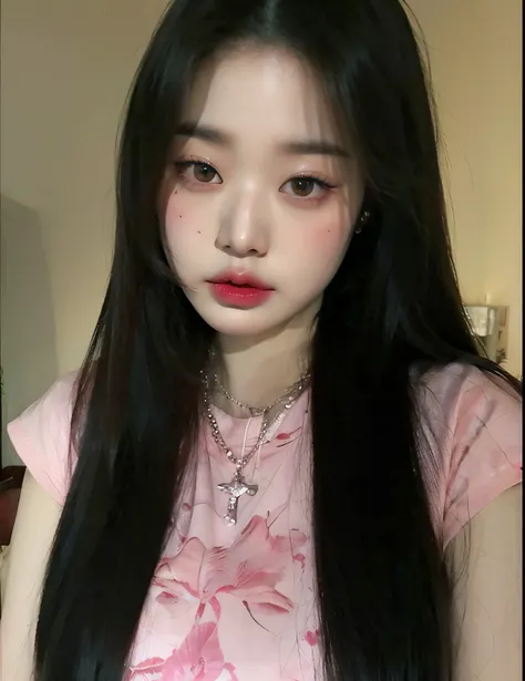 Un primer plano de una mujer con el pelo largo que lleva una camisa rosa, cruel korean goth girl, ulzzang, con cabello largo y ojos penetrantes, Blackpink Jennie, Chica coreana, her face looks like an orchid, Jossi de Blackpink, maquillaje popular de Corea...