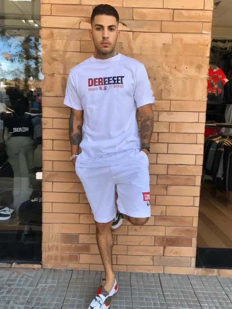 homem arafiado de camisa branca e shorts em frente a uma parede de tijolos, branco detalhado, streetwear casual, roupas brancas da moda, tudo branco, estilo de vida, Classe, diesel, estilo thisset, Desrt, street wears, street wear, street clothing, roupas ...