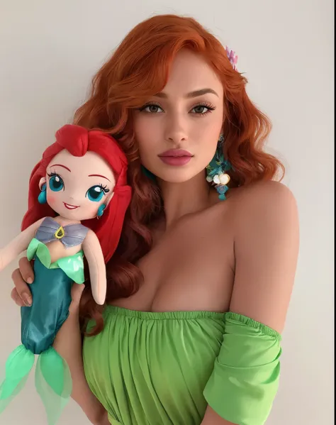 boneca sereia com cabelos ruivos e olhos azuis segurando uma boneca sereia, Ariel, a Pequena Sereia, Princesa Ariel, com cabelos ruivos e olhos verdes, Pequena Sereia, Sophie Turner, Artista Disney, Amouranth, Eleanor Tomlinson, Ellie Bamber Fada, A Pequen...