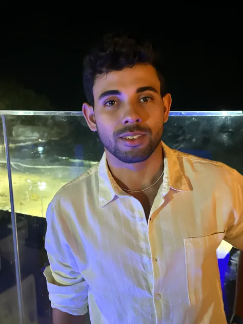 araffe man in a white shirt in front of an aquarium, caio santos, Miguel Iglesias, Ahmad Merheb, Amr Elshamy, Jovem espanhol, in the nighttime, Jovem homem grego, Diego Fazio, daniel mirante, Miguel Vicente, Riyahd Cassiem, david rios ferreira, José Moncad...