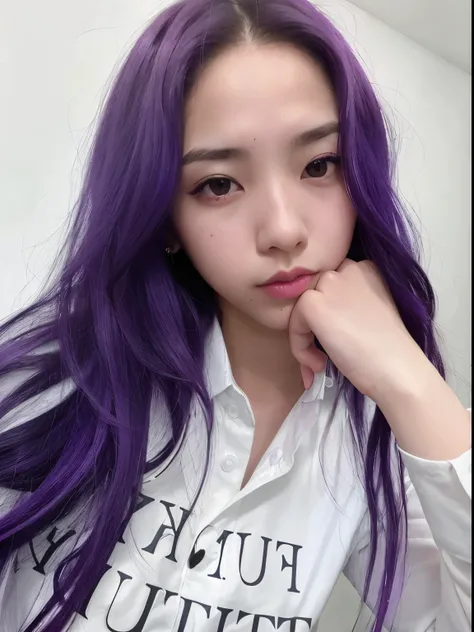 un primer plano de una mujer con cabello morado y una camisa blanca, Cabello largo violeta, purple skin color, Cabello largo morado, ulzzang, Jinyoung Shin, Ella tiene el pelo morado, Sun Yunjoo, Cabello morado suelto, purple hair, color violeta, Cabello l...