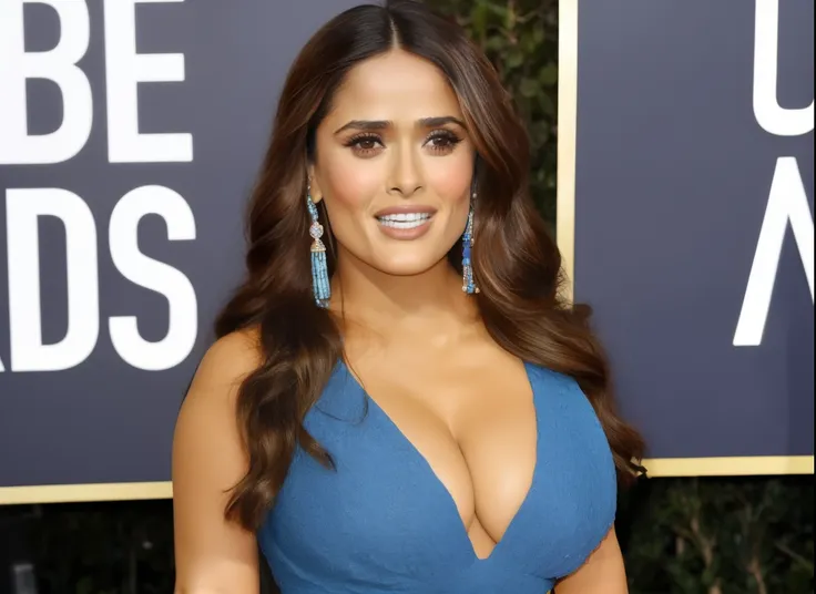 una mujer con un vestido azul posando para una foto en la alfombra roja., salma hayek, salma hayek como una doctora sexy, retrat...