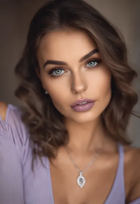 Femme arafed avec un débardeur blanc et un collier, fille sexy aux yeux noisettes, Portrait Sophie Mudd, cheveux bruns et grands yeux, Selfie d’une jeune femme, Yeux de chambre, Violet Myers, sans maquillage, maquillage naturel, Regarder directement la cam...