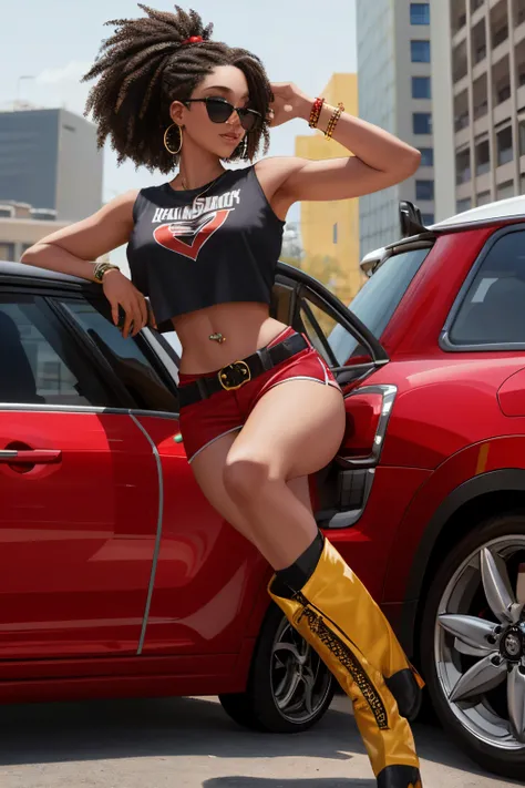 Mulher com cabelo preto longo, grande pulseira de ouro, mini blusa vermelha, barriga exposta, red miniskirt with belt and ankle boots in fighting position. In the background, a cidade de Detroit com bandidos e