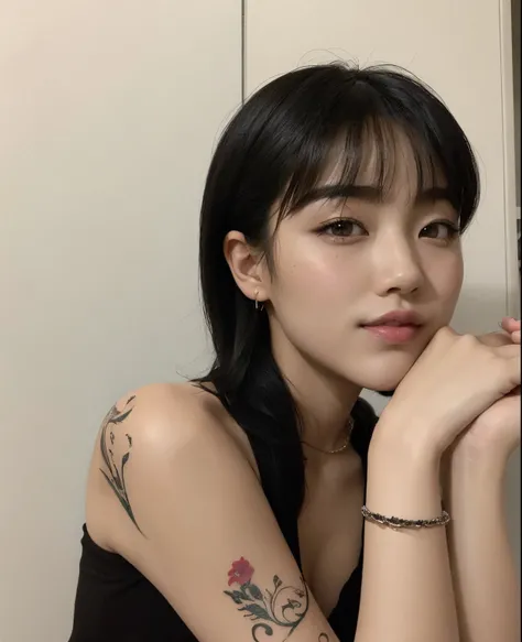 Mujer arafed con un tatuaje en el brazo y una camisa negra., de chica taiwanesa con tatuajes, 🤤 girl portrait, Chica coreana, Jinyoung Shin, ulzzang, dilraba dilmurat, Ella tiene el pelo negro con flequillo, Foto de perfil de la foto de cabeza, con el pelo...