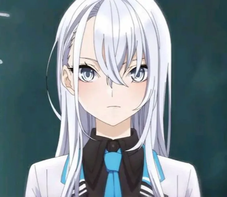 garota de anime com longos cabelos brancos e gravata azul em frente a um quadro negro, NYARUKO-SAN, cabelos prateados, Menina do anime chamada Lucy, menina perfeita de cabelos brancos, cabelos brancos, menina cabelo prateado, Hajime Yatatate, cabelos branc...