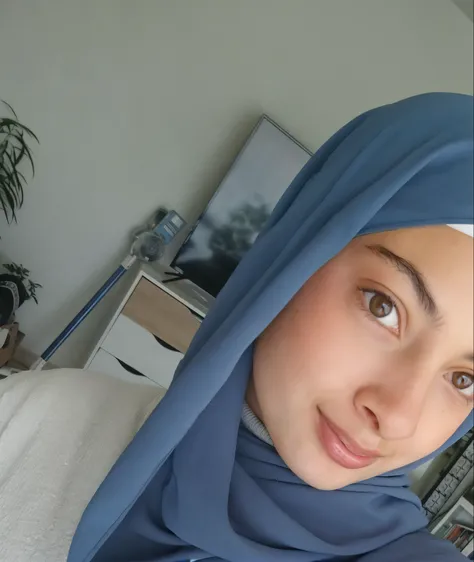 arafed femme portant une écharpe bleue et une chemise blanche, le hijab, inspiré par Maryam Hashemi, à la peau bleue, Sara Ali, Photo de profil, à la perfection, musulman, Faridah Malik, inspiré par Fathi Hassan, visage beuatiful, inspiré par Nazmi Ziya Gu...