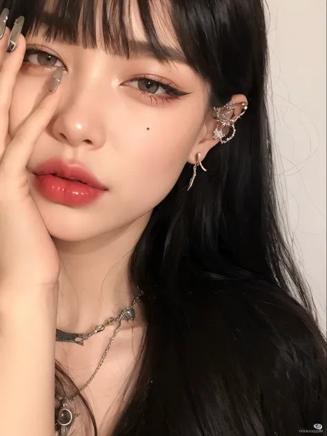 um close up de uma mulher com longos cabelos pretos e piercings, cruel korean goth girl, brincos enormes e maquiagem queer, Ulzzang, brinco, olhos brilhantes penetrantes, brincos grandes, usando brincos ornamentados, orelhas aferidas, goth girl aesthetic, ...