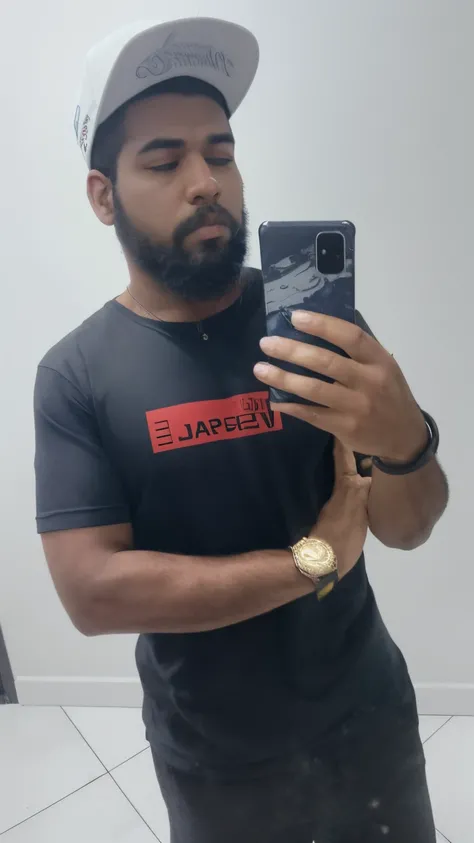 there is a man taking a selfie in a mirror, imagem frontal, imagem de qualidade muito baixa, imagem de corpo inteiro, he is wearing a black t-shirt, vestindo camiseta preta, foto fit, apenas preto e vermelho!!!, vestindo um preto!! T - Camisa, 2 7 anos, in...