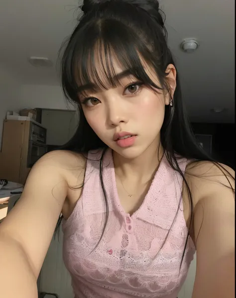 Araffe Asian woman with long black hair wearing a pink shirt, Lalisa Manobal, Lalisa Manoban de Blackpink, Blackpink Jennie, con flequillo, con flequillo completo, Parque Roseanne de Blackpink, Ella tiene el pelo negro con flequillo, Flequillo partido en e...