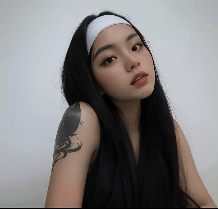 Arafed woman with long black hair and a white headband, Ulzzang, foto de perfil, Asian girl with long hair, south east asian with round face, asian features, de menina taiwanesa com tatuagens, com cabelos longos, an Asian woman, Asian girl, Beautiful Asian...