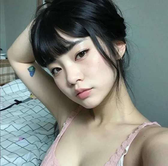 Asian arafed woman with a pink top and black hair, menina coreana, Mulher sul-coreana bonita, Ulzzang, young adorable korean face, pale round face, Ela tem cabelo preto com franja, korean face features, Beautiful Asian girl, young cute wan asian face, kore...