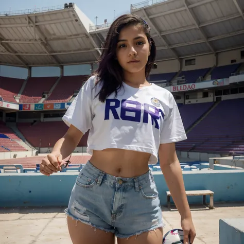 20 YEAR OLD MEXICAN GIRL FROM WHITE TEES, CABELLO CORTO DE COLOR MORADO, CON BLUSA AMARILLA Y SHORT CORTO AZUL EN UN ESTADIO DE FUTBOL, DE ESPALDAS, DELGADA CON PECHOS MEDIANOS, CON ALGO DE panza y alrededor personas.