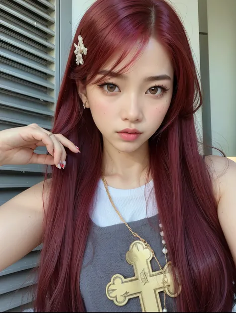 un primer plano de una mujer pelirroja y un collar de cruz, Jinyoung Shin, ulzzang, Jossi de Blackpink, Retrato de Jossi de Blackpink, con el pelo largo y rojo, red tinted hair, Sun Yunjoo, con el pelo rojo, terciopelo rojo, Jisoo de Blackpink, Jisoo de Bl...