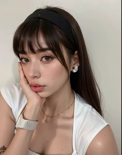 Mujer arafed con una diadema negra y una camisa blanca., Kailee Mandel, flequillo recto, brown hair and bangs, flequillo blanco, Charli Bowater, Cabello limpio con flequillo, con flequillo, flequillo esponjoso, auburn hair with bangs, Lily Frank, Tiro a la...