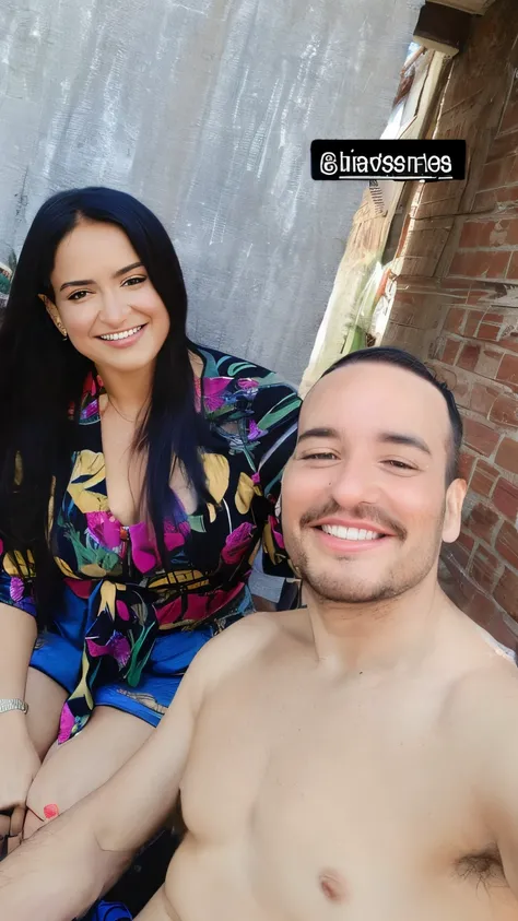 there is a man and woman sitting on a bench together, imagem de perfil, foto de perfil, facebook post, foto de perfil 1024px, Malika Favre, photo shoot, Alex Yanes e Lisa Frank, Divertindo-se ao sol, both smiling for the camera, by Gina Pellón, andrea roch...