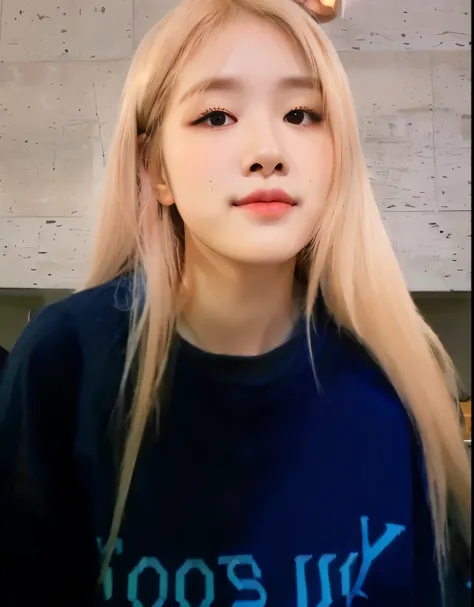 mulher arafa com longos cabelos loiros e uma camisa azul, Parque Roseanne do Blackpink, jossi do blackpink, Retrato de Jossi de Blackpink, her hair is white, com cabelo rosa, 韓国アイドル, ela tem um rosto bonito, very very pale blond hair, Jaeyeon Nam, wan ador...