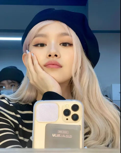 um close de uma pessoa segurando um telefone celular perto de um espelho, Parque Roseanne do Blackpink, jossi do rosa preto, Retrato de Jossi de Blackpink, Lalisa Manoban do Blackpink, Lalisa Manobal, her hair is white, jennie rosa preto, Jisoo do Blackpin...