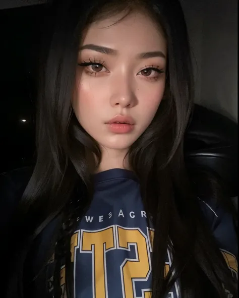 mulher arafed com cabelo preto longo e uma camisa azul, com cabelos longos e olhos penetrantes, korean symmetrical face, cruel korean goth girl, 🤤 retrato da menina, beautiful aesthetic face, Ulzzang, Olhos enormes inclinados para baixo, detailed face of a...