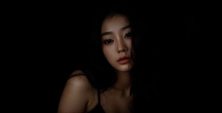 um close de uma mulher com uma blusa preta posando para uma foto, Ela tem cabelo preto, Mulher sul-coreana bonita, menina coreana, Ulzzang, linda mulher coreana jovem, mulher coreana jovem bonita, young adorable korean face, menina bonito-fino-cara, korean...