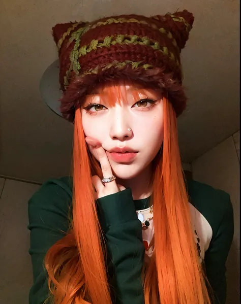 Arafed woman with long red hair and brown and green hat., Ella tiene el pelo largo redorange, Lalisa Manoban de Blackpink, ulzzang, she has long orange brown hair, Lalisa Manobal, cabello naranja, Jossi de Blackpink, Parque Roseanne de Blackpink, Pelo larg...