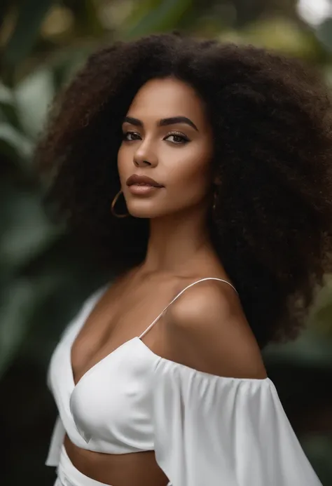 Mulher brasileira com cabelo cacheado afro usando um vestido branco, liso, flowing silk dress, vestido tecido leve, mulher jovem muito bonita, mulher bonita jovem, mulher jovem bonita, belo rosto jovem, modelo bonito da menina, belo rosto delicado, menina ...