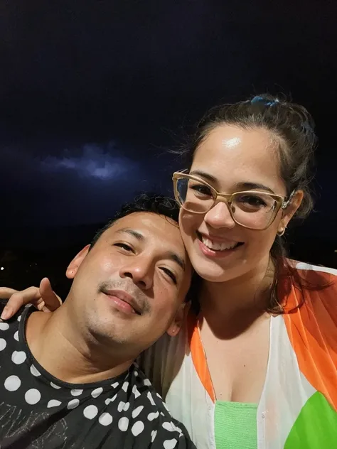 smiling woman and man posing for a photo at night, amigos felizes, during sunset, Fotografia selfie 8k, Noite!, par, at night, jovens, with sunset, Lovely couple, imagem de perfil, retrato de casal, imagem de qualidade muito baixa, Fotografia tirada em 2 0...