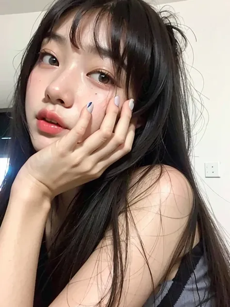 Hay una mujer con el pelo largo posando para una foto, ulzzang, Chica coreana, 🤤 girl portrait, chica linda-fina-cara, Asian girl, pale round face, Asian face, flequillo largo y recto, Asian girl with long hair, 18 years old, Ella tiene el pelo negro con f...