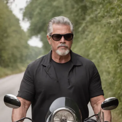 loirão, motoqueiro, ele tem 63 anos, barbudo, cabelos compridos, kevin nash, sunglasses, luvas pretas, zeus robusto, tatuado, biceps gigante, biker, brock hurn