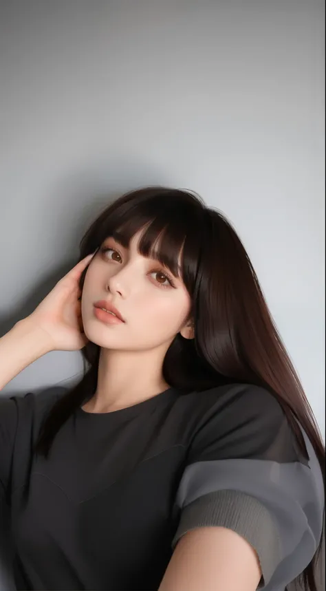 Hay una mujer con el pelo largo posando para una foto, Ella tiene el pelo negro con flequillo, Cabello limpio con flequillo, con flequillo, Cabello largo y oscuro con flequillo, Cabello largo y negro con flequillo, brown hair and bangs, flecos rectos, Foto...