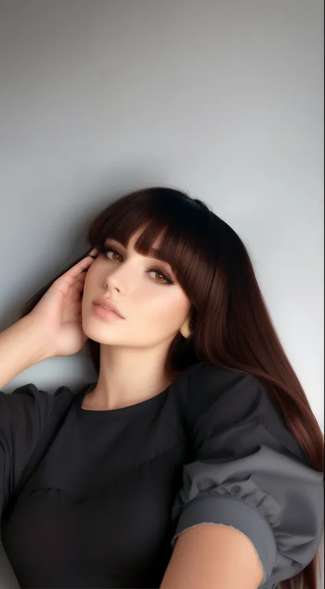 Hay una mujer con el pelo largo posando para una foto, Ella tiene el pelo negro con flequillo, Cabello limpio con flequillo, con flequillo, Cabello largo y oscuro con flequillo, Cabello largo y negro con flequillo, brown hair and bangs, flecos rectos, Foto...