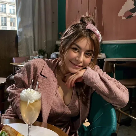 Une femme, influenceuse, au cheveux rose,Une femme assise dans un restaurant, une femme au visage parfait, La tete légèrement penchée pour photo, souriante++,