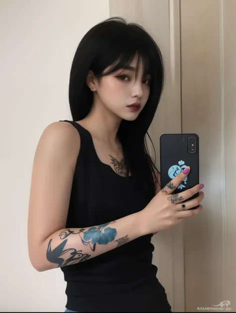 Arafa woman with tattoos holding a cell phone in her hand, de menina taiwanesa com tatuagens, Ulzzang, cruel korean goth girl, Ela tem cabelo preto com franja, goth girl aesthetic, 2 Modelo feminina de 4 anos, she is wearing a black tank top, Jinyoung Cane...