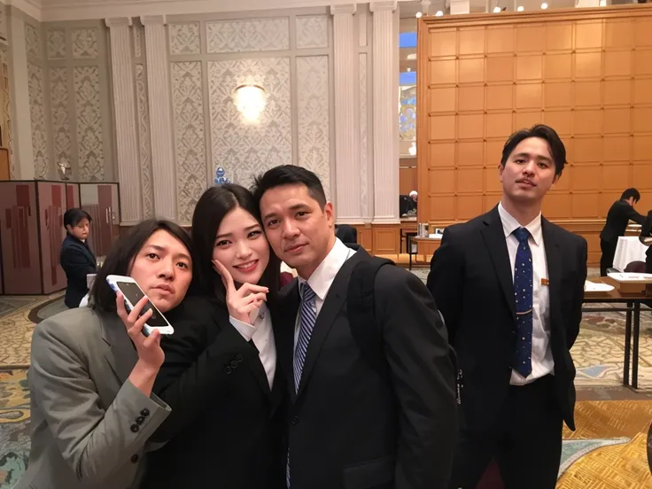 There are three people posing for a photo in a room, Sakimichan e Frank Franzzeta, Ayami Kojima e Greg Rutkowski, Nixeu e Sakimichan, vestindo ternos!, Ayami Kojima e Yoshitaka Amano, Satchely e Akihiko Yoshida, Foto tirada em 2018, in tokyo