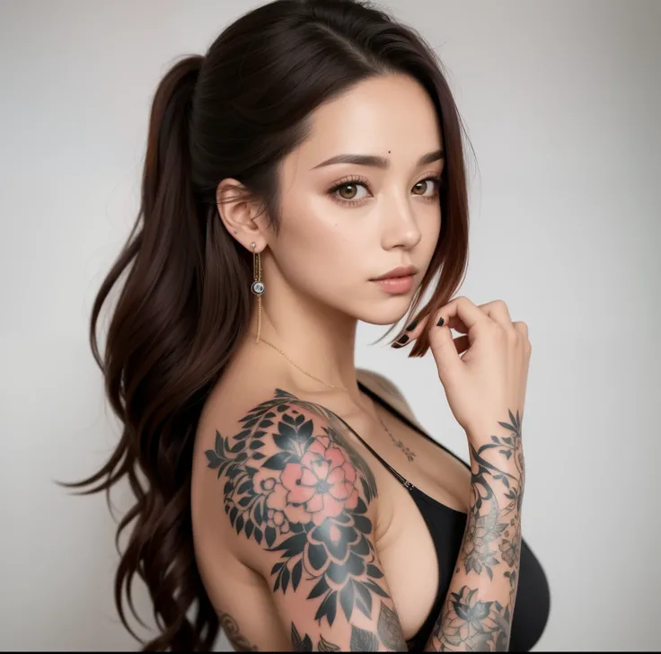 mujer tatuada con un tatuaje en el brazo y el brazo, Entintado, con tatuajes, Brazos cubiertos con tatuaje de pandilla, Manga de tatuaje en su brazo derecho, tatuado, tatuaje, Tatuajes, tatuajes en los brazos, tatuajes en toda la piel, foto de perfil, rubi...