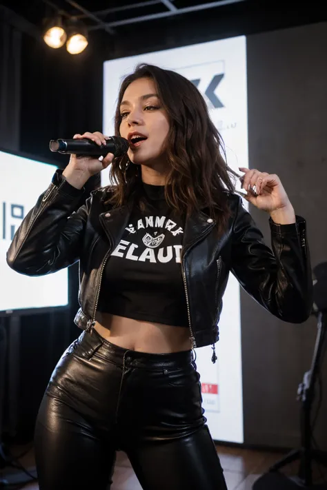 Mulher , linda,with black leather pants, blusa branca, jaqueta fermelha colada de couro, cantando, no estudio no microfone antigo grande cromado, imagem ultra hd, 8k