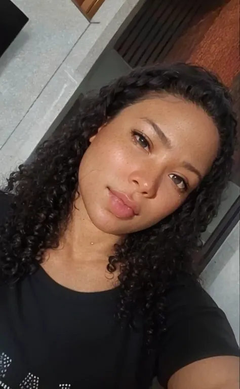 theres a woman with curly cabelo taking a selfie, Tessa Thompson inspirada, cabelo encaracolado preto, taken in the early 2020s, seu rosto emoldurado com cachos, cabelos negros cacheados, preto longo cabelo encaracolado longo, longos cabelos cacheados pret...