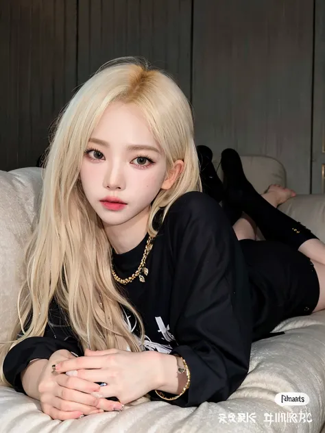 Araffe girl with long blonde hair lying on a sofa, Ava Max, Retrato de Jossi de Blackpink, cabello rubio muy, very pale, extremely pale blond hair, Retrato de Kim Petras, Parque Roseanne de Blackpink, tiene el pelo rubio, con cabello largo y rubio, Una chi...