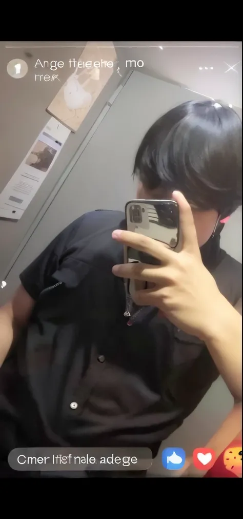 Theres a man taking a selfie in a mirror, selfie en espejo, Hold the smartphone, telephone!! sostenido hasta la visera, Pelo sobre la cara, selfie de un hombre, con una camisa negra, full body profile camera shot, looking at his phone, foto filtrada, Refle...