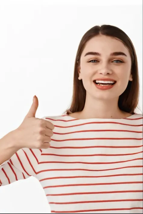 une femme dans une chemise rayée tient une tasse de café, Donner un coup de pouce, Donner le pouce levé, Feu vert, Donner un coup de pouce à la caméra, porter une chemise rayée, Fille séduisante, Lever le pouce, sourire avec confiance, rayé, sourire confia...