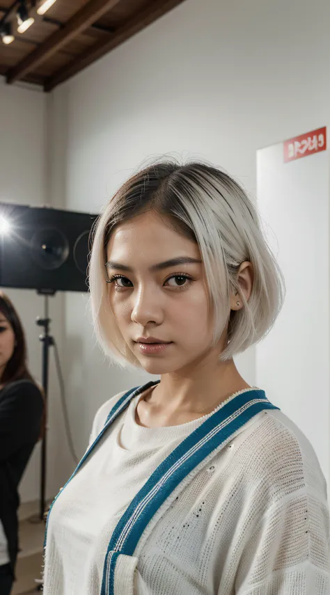 Plano detalle, Young woman of 20 years, asian girl, asian factions, French Bob style hair, dyed white hair, ojos marrones, Looking at the camera, retrato fotorrealista, enorme detalle, piel blanca, ropa de calle, cara ultradetallada, estilo de imagen hiper...