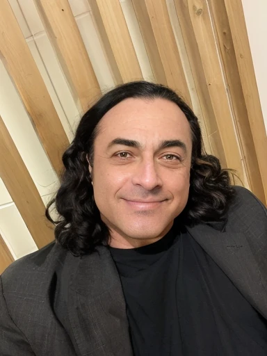 Hombre con el pelo largo y negro y una camisa negra, taken in the early 2020s, con su largo cabello negro, Foto de perfil de la foto de cabeza, Sam Nassour, Miguel Pangrazio, Ted Nasmit, Tommy Wiseau, David Rios Ferreira, Alexandros pyromallis, Jamel Shabb...