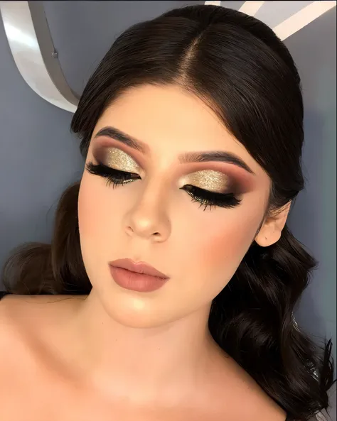 uma mulher com maquiagem nos olhos com glitter dourado e um vestido preto, rosto sexy com maquiagem completa, com maquiagem profissional, maquiagem grossa e extravagante, em maquiagem profissional, Maquiagem glam, maquiagem profissional, olhar sensual, Fan...