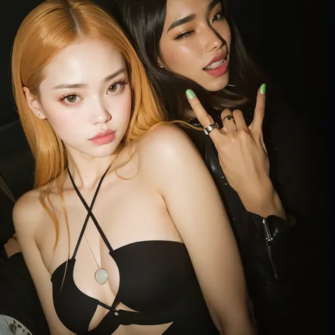 Hay dos mujeres posando juntas para una foto con un vestido negro., Ayami Kojima y Lyde Caldwell, Jossi de Blackpink, Kiko Mizuhara, Petra Collins y MC. Escher, posando juntos en sujetador, Parece una mezcla de grimes, Blackpink Jennie, con negro, Al estil...