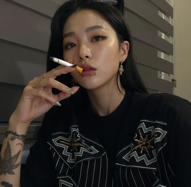 mulher com cabelo preto e piercings fumando um cigarro, cruel korean goth girl, com charuto, de menina taiwanesa com tatuagens, ...