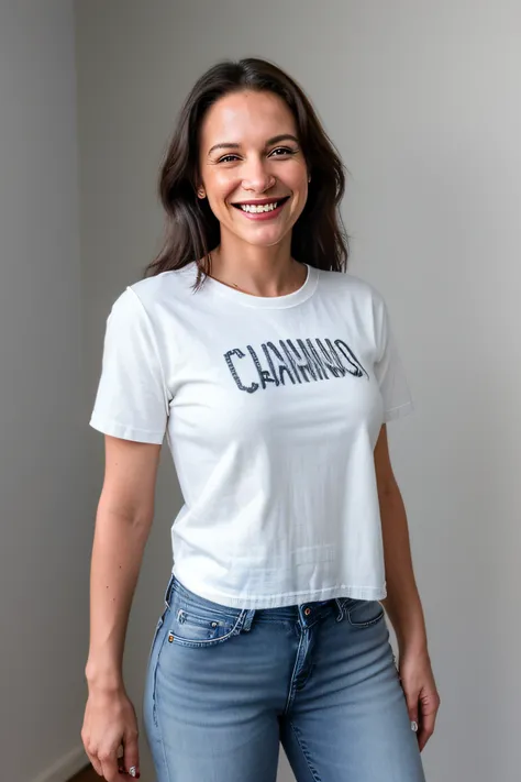 mulher de 30 anos sorrindo, hiper-realista, vestindo uma camiseta preta grande e jeans branco