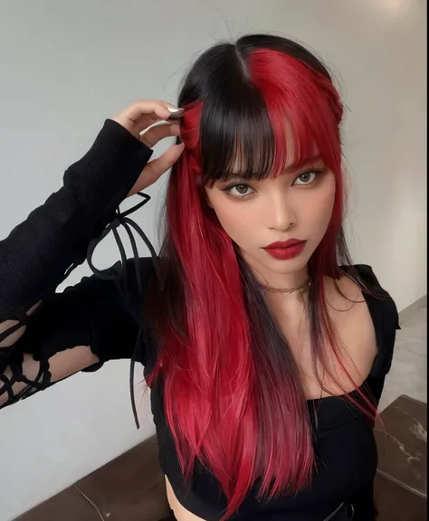 mulher arafed com cabelo vermelho e top preto posando para uma foto, cabelos pretos e ruivos, cabelo de duas cores, cabelos pretos e ruivos, estilo de cor rosa e vermelho, tintura de cabelo de dois tons, metade & meia tintura de cabelo, vermelho - preto, c...